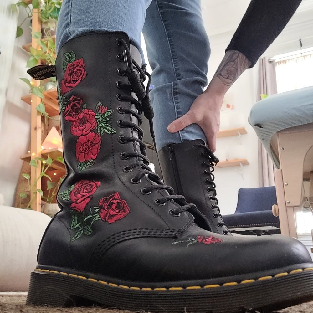 Dr. Martens size US W-9 perfect condition, NIB